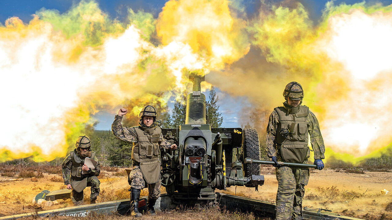 Finnische Artilleristen feuern eine Haubitze auf dem Übungsgelände Rovajärvi im Norden Finnlands ab. Foto: NATO