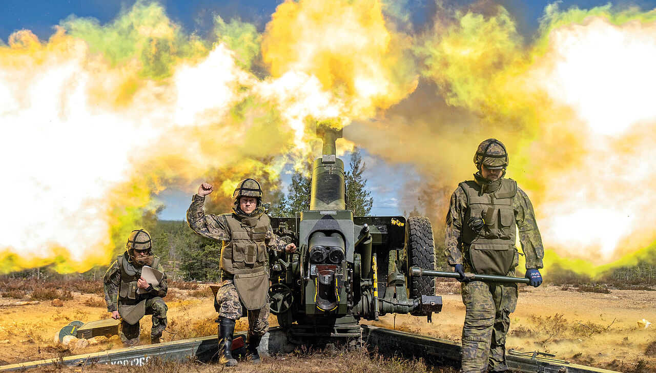 Finnische Artilleristen feuern eine Haubitze auf dem Übungsgelände Rovajärvi im Norden Finnlands ab. Foto: NATO