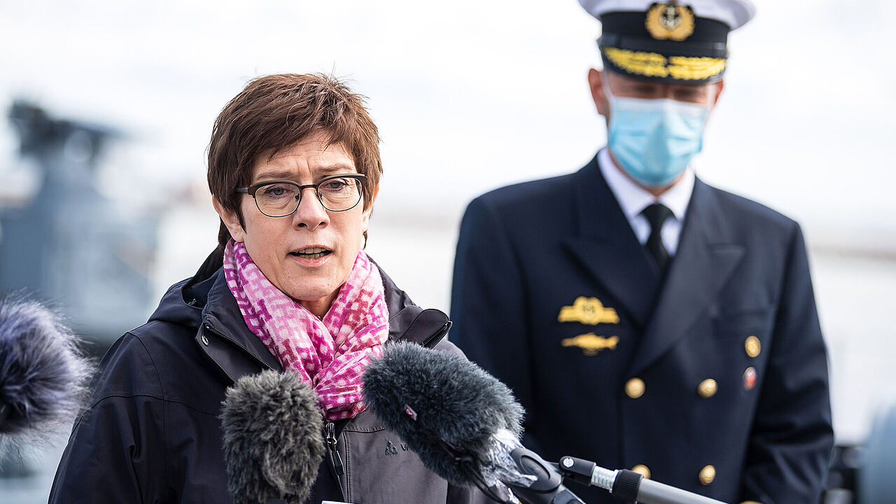 Annegret Kramp-Karrenbauer gibt bei ihrem ersten Besuch des Marinestützpunktes Wilhelmshaven auf der Fregatte "Sachsen-Anhalt" ein Pressestatement, in dem sie auch zum Thema Corona-Pandemie Stellung nimmt. Foto: picture alliance/dpa Sina Schuldt