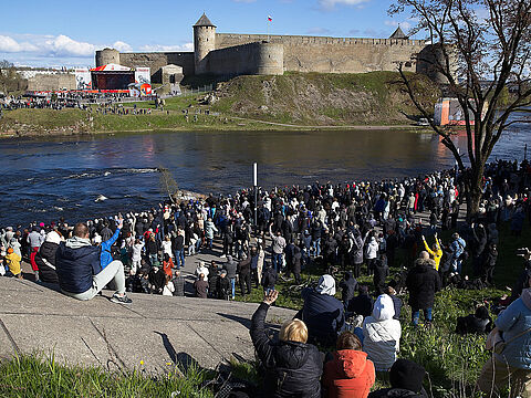 Gegenüber ist Russland: Am 9. Mai lief eine russische Propaganda-Show – auf estnischer Seite der Grenze sicht- und hörbar. Die estnische Stadt Narva mit ihrem großen russischen Bevölkerungsanteil gilt als potenzielles Ziel russischer Aggression