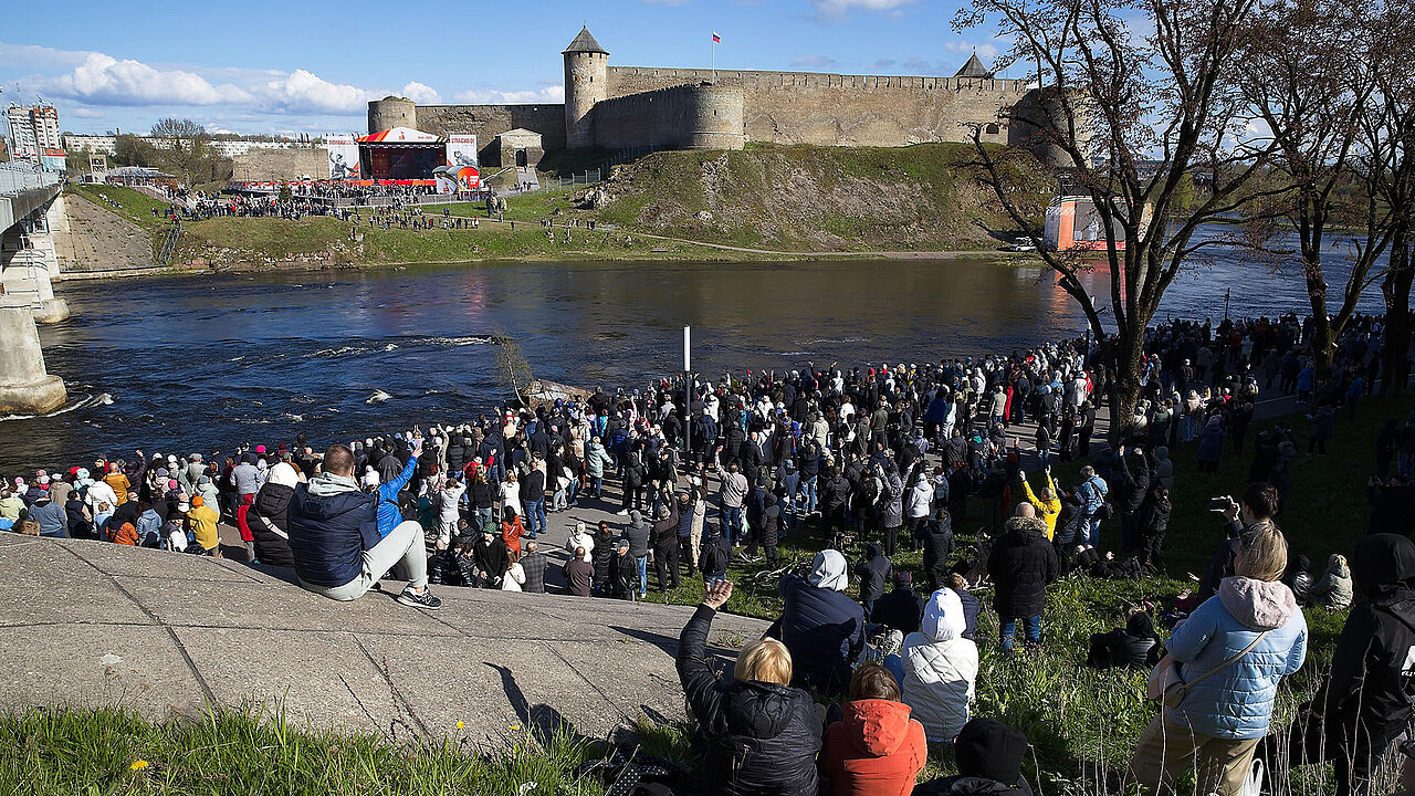 Gegenüber ist Russland: Am 9. Mai lief eine russische Propaganda-Show – auf estnischer Seite der Grenze sicht- und hörbar. Die estnische Stadt Narva mit ihrem großen russischen Bevölkerungsanteil gilt als potenzielles Ziel russischer Aggression