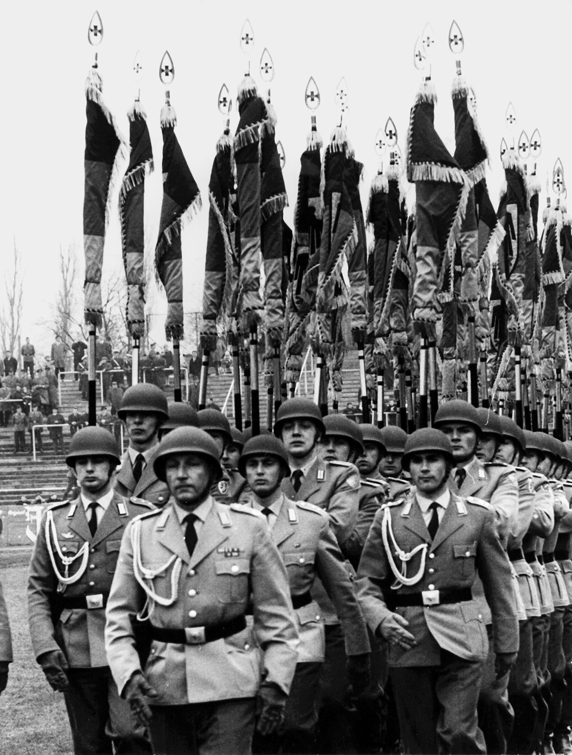 Einmarsch der Abordnungen: Am 24. April 1965 wurden in einer Zeremonie im Preußenstadion in Münster an Abordnungen aller bisher aufgestellten 319 Bataillone des Heeres Truppenfahnen übergeben. Foto: picture-alliance/dpa