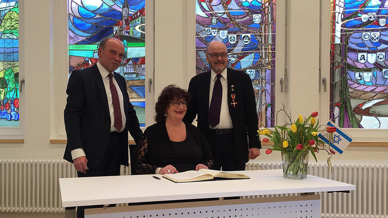 Im Rathaus von Bötzingen (v.l.): Bürgermeister Dieter Schneckenburger, Bärbl Mielich, Staatssekretärin im Ministerium für Soziales und Integration, und der Geehrte, Oberstleutnant a.D. Johannes Reiner. Foto: Spindler