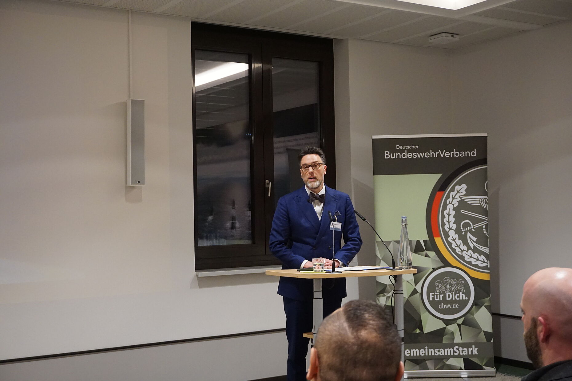 Verteidigungspolitiker Robin Wagener (Bündnis 90/Die Grünen) beschrieb warum der mehr als 20 Jahre andauernde Einsatz in Afghanistan noch immer nicht zu Ende ist. Foto: DBwV/Eva Krämer