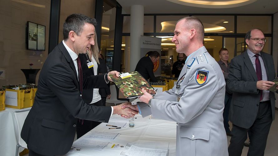 Beim Eintreffen erhielten die Delegierten ihre Tagungsunterlagen. Foto: DBwV/Bombeke