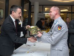 Beim Eintreffen erhielten die Delegierten ihre Tagungsunterlagen. Foto: DBwV/Bombeke