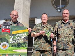 v.l.: Hauptmann Christopher John (StoKa), Oberstabsfeldwebel Dieter Salwik-(TAusbZLw), Hannes Dreier und Oberstabsfeldwebel Jochen Labod-TruKa (TrspHubschrRgt). Foto: LV Nord