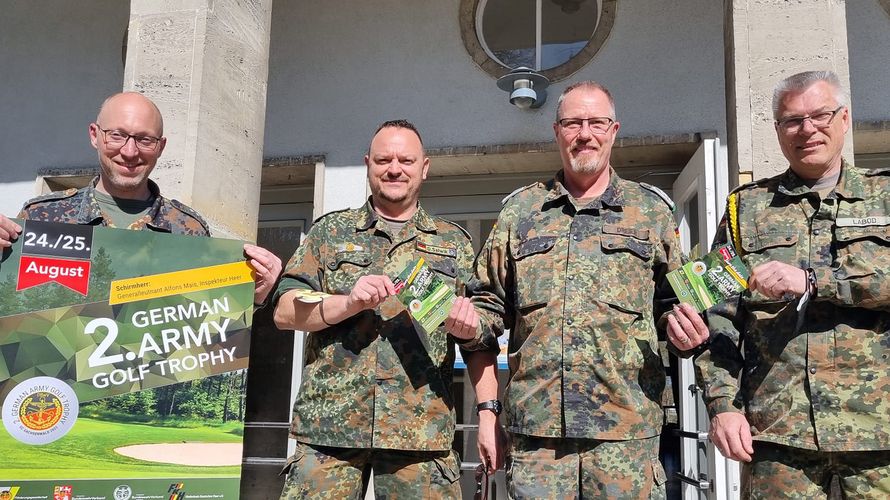 v.l.: Hauptmann Christopher John (StoKa), Oberstabsfeldwebel Dieter Salwik-(TAusbZLw), Hannes Dreier und Oberstabsfeldwebel Jochen Labod-TruKa (TrspHubschrRgt). Foto: LV Nord