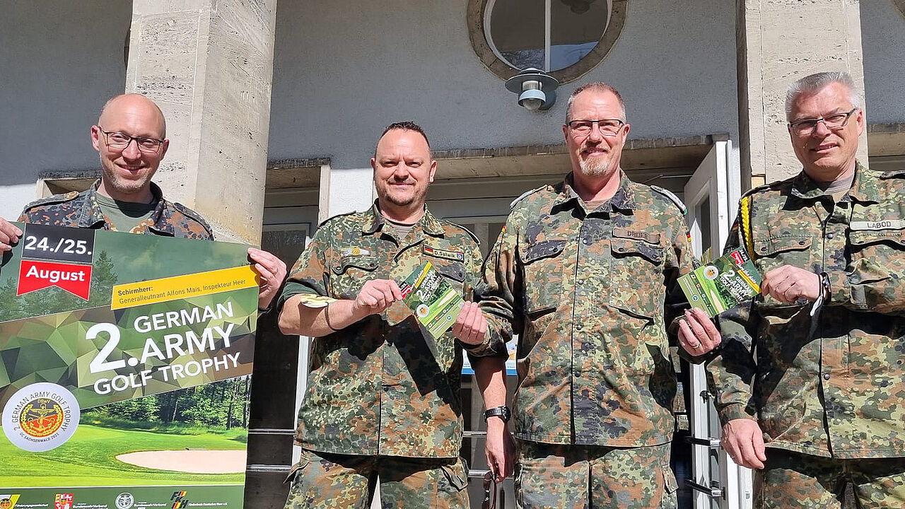 v.l.: Hauptmann Christopher John (StoKa), Oberstabsfeldwebel Dieter Salwik-(TAusbZLw), Hannes Dreier und Oberstabsfeldwebel Jochen Labod-TruKa (TrspHubschrRgt). Foto: LV Nord