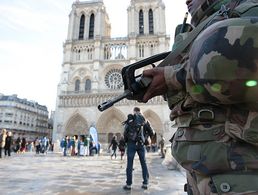 Hat auch hierzulande die Diskussion um den Einsatz von Streitkräften im Innern angestoßen: Französische Soldaten werden nach den Terroranschlägen in Paris zu Sicherungsaufgaben herangezogen. Foto: dpa