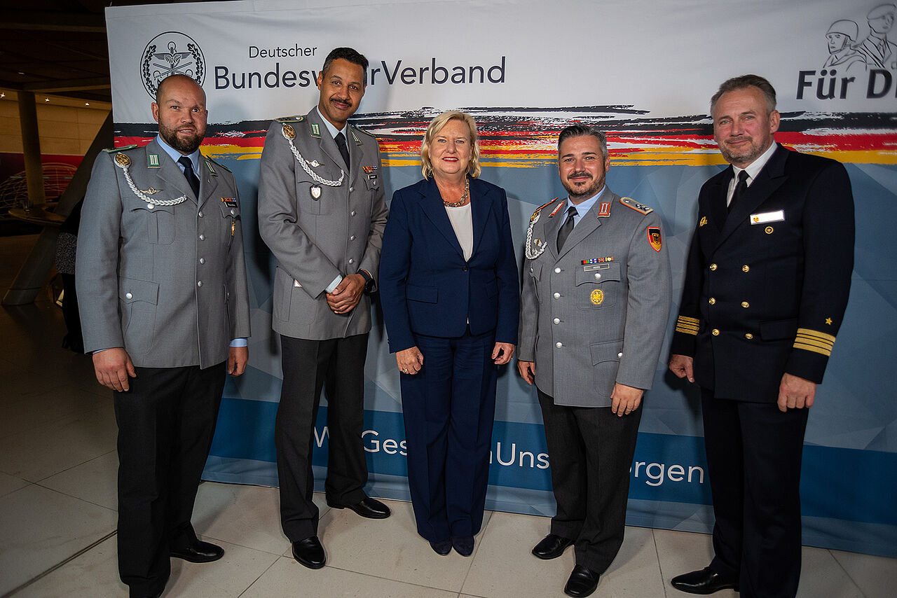 Gruppenbild mit der Wehrbeauftragten Eva Högl. Foto: DBwV/Yann Bombeke