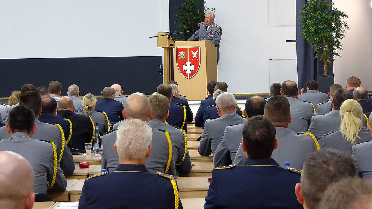 General Volker Wieker wendete sich direkt an die Spieße (Foto: DBwV/LV Nord)