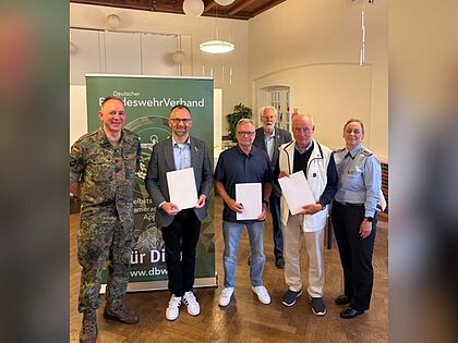 Laurenz Tschirpke, Frische, Mielke, Oberstabsfeldwebel a.D. Martin Gramit (stv. Vorsitzender sKERH Uetersen) Rietdorf und Annett Michel. Foto: DBwV