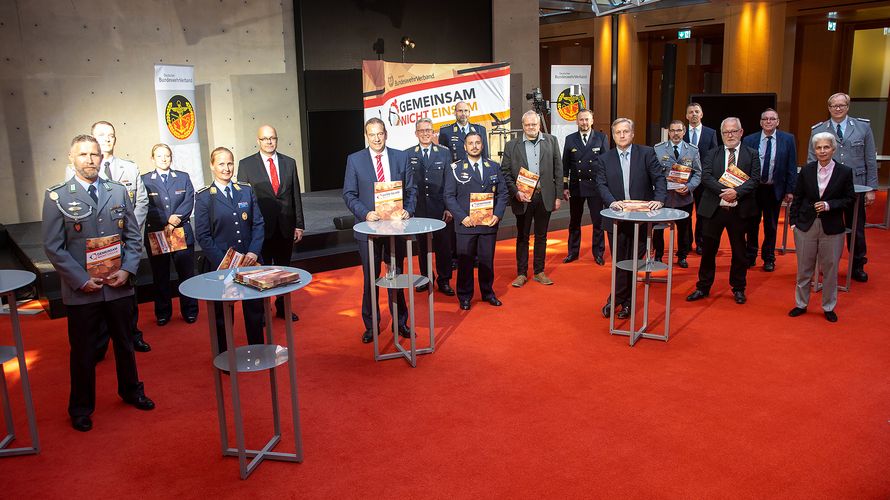 Einsatzversehrte Soldaten, Verteidigungspolitiker und Vertreter des Deutschen BundeswehrVerbandes bei der Übergabe des Forderungspapier. Foto: DBwV/Yann Bombeke