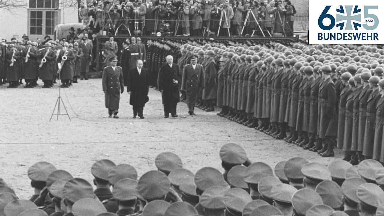 20. Januar 1956: Bundeskanzler Konrad Adenauer begrüßt 1500 Soldaten der Bundeswehr in Andernach. Foto: Bundesarchiv