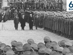 20. Januar 1956: Bundeskanzler Konrad Adenauer begrüßt 1500 Soldaten der Bundeswehr in Andernach. Foto: Bundesarchiv