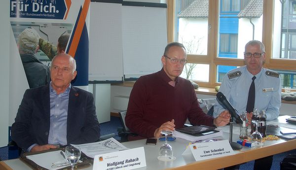 Wolfgang Rabach (v. l.), Uwe Schenkel und Peter Strauß haben sich die Zukunft der ERH-Kameradschaften zur Aufgabe gemacht. Foto: DBwV
