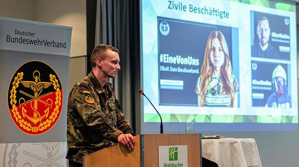 Der stellvertretende Bundesvorsitzende Oberstleutnant i.G. Marcel Bohnert stellte die neue DBwV-Kampagne bereits unter anderem bei der jüngsten Fachtagung Zivile Beschäftigte vor. Foto: DBwV/Sarina Flachsmeier