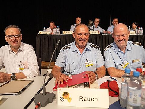 Oberstleutnant a.D. Josef Rauch (M.) ist neuer Landesvorsitzender in Süddeutschland. Zu seinem neuen Stellvertreter wählten die mehr als 250 Stimmberechtigten Oberstabsfeldwebel Dieter Götz (r.). Als Beisitzer Zivile Beschäftigte wurde Regierungsamtsinspektor Alexander Träsch wiedergewählt. Foto: DBwV/Yann Bombeke