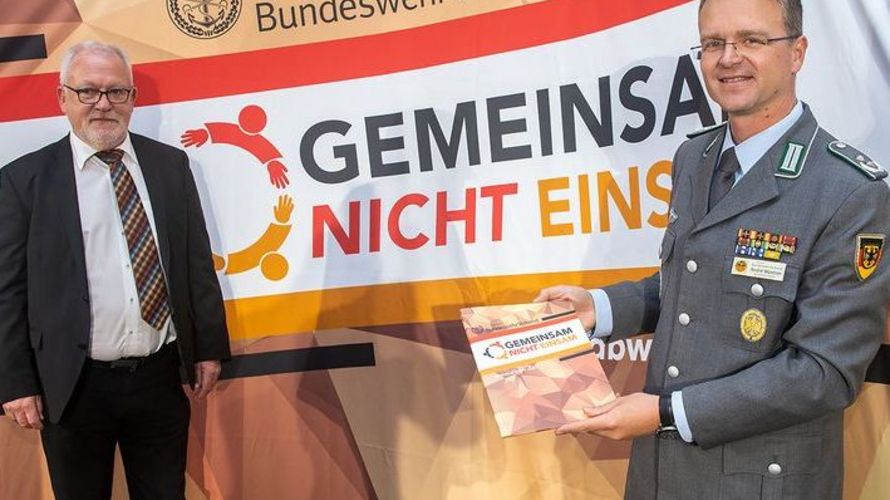 Der Bundesvorsitzende Oberstleutnant André Wüstner bei der Übergabe des Forderungskatalogs "Mission Seele" an den Vorsitzenden des Verteidigungsausschusses Wolfgang Hellmich. Foto: DBwV/Bombeke