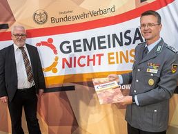 Der Bundesvorsitzende Oberstleutnant André Wüstner bei der Übergabe des Forderungskatalogs "Mission Seele" an den Vorsitzenden des Verteidigungsausschusses Wolfgang Hellmich. Foto: DBwV/Bombeke