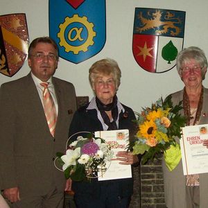 Bezirksvorsitzender Stabsfeldwebel a.D. Franz Jung (li.) und Reinhard Krömer danken Helga Golling (2.v.l.) und Helga Firla mit der Verdienstnadel in Bronze bzw. Silber