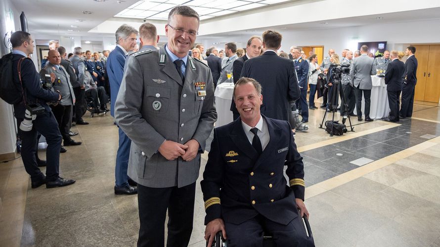 Beim Empfang im Gästecasino des Verteidigungsministeriums: Oberst André Wüstner mit dem Teamkapitän der deutschen Invictus-Mannschaft, Kapitänleutnant Jörg Hinrichs. Foto: DBwV/Yann Bombeke