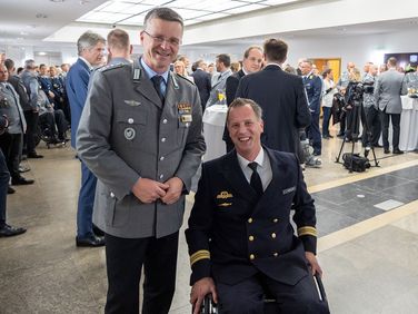 Beim Empfang im Gästecasino des Verteidigungsministeriums: Oberst André Wüstner mit dem Teamkapitän der deutschen Invictus-Mannschaft, Kapitänleutnant Jörg Hinrichs. Foto: DBwV/Yann Bombeke