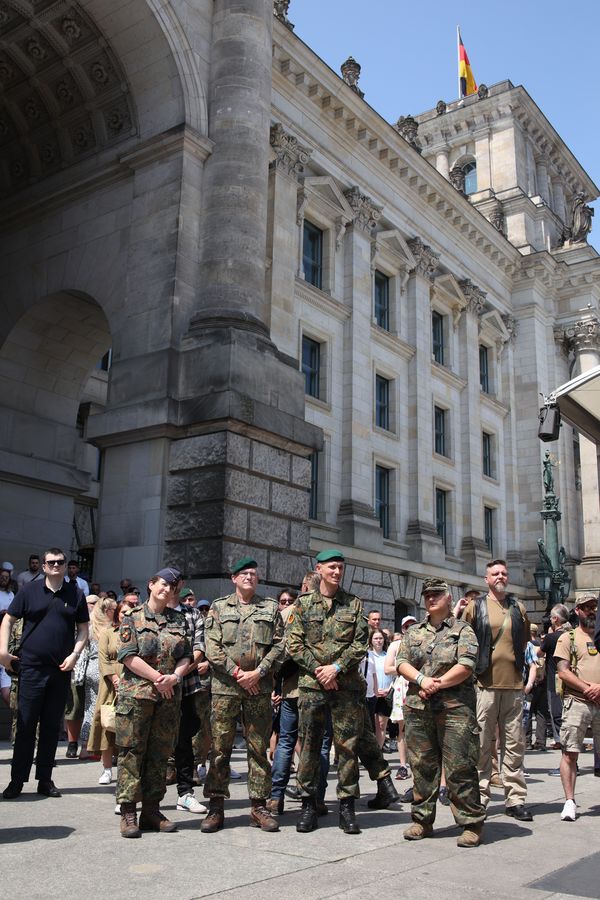 Der Berliner Veteranentag spielte sich rund um das Reichstagsbeäude ab. Foto: DBwV/Yann Bombeke