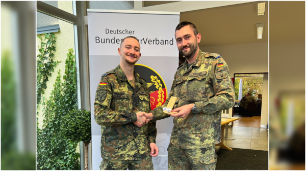 Beim Mitgliederfrühstück am Standort Roding: Vorsitzender Hauptmann Thobias Sterzl begrüßte Hauptgefreiten Hopp als neues Mitglied in der TruKa VersBtl 4. Foto: StoKa Roding