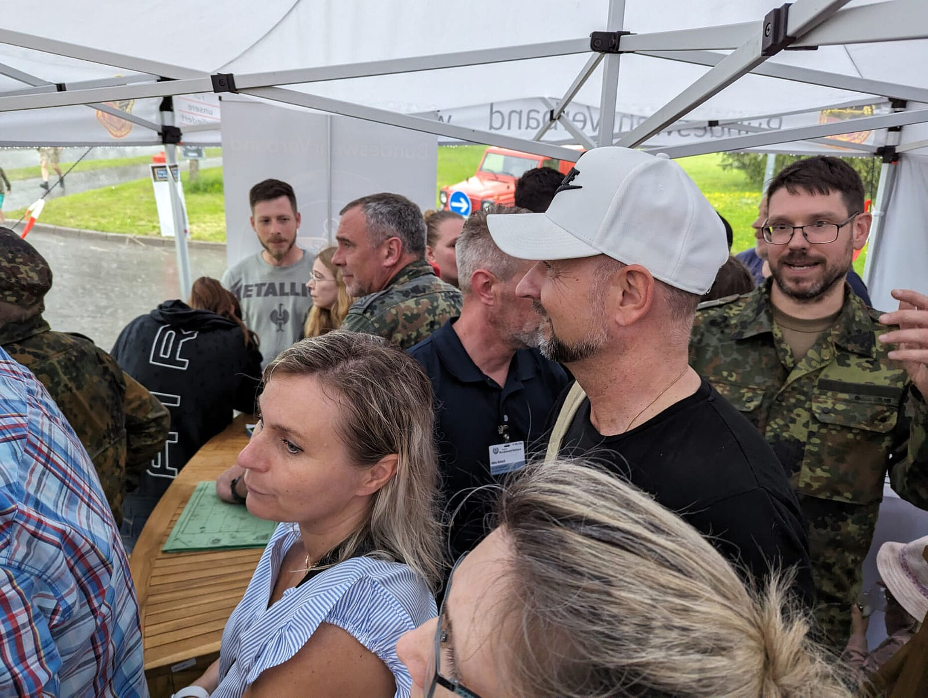 Beim plötzlichen Unwetter mit Starkregen war der Info-Stand des DBwV mit seinen Unterstellmöglichkeiten ein willkommener Schutz. Fotos: Armin Brenning