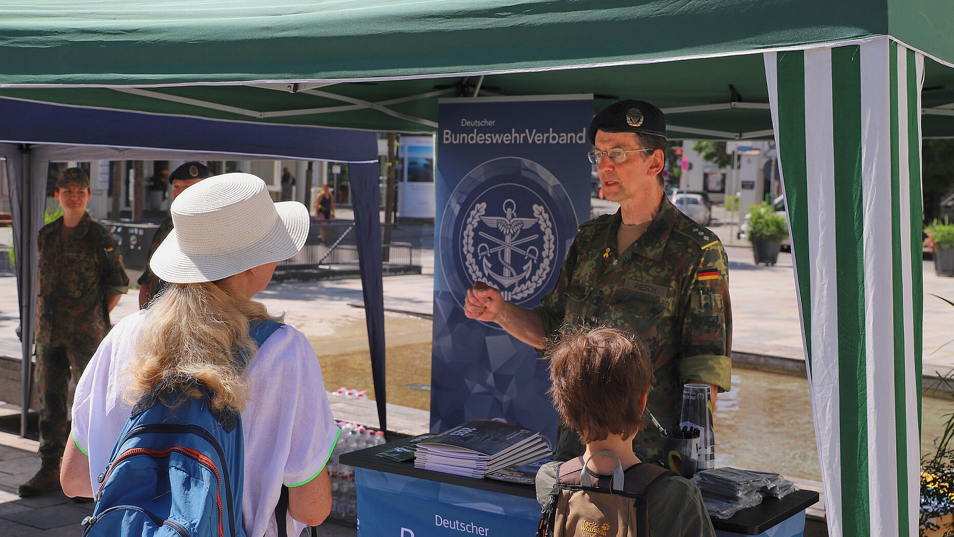 Der Deutsche BundeswehrVerband stand am Informationsstand für Fragen und Auskünfte zur Veteranenkultur und zur Bundeswehr bereit. Foto: Daniel Brunner