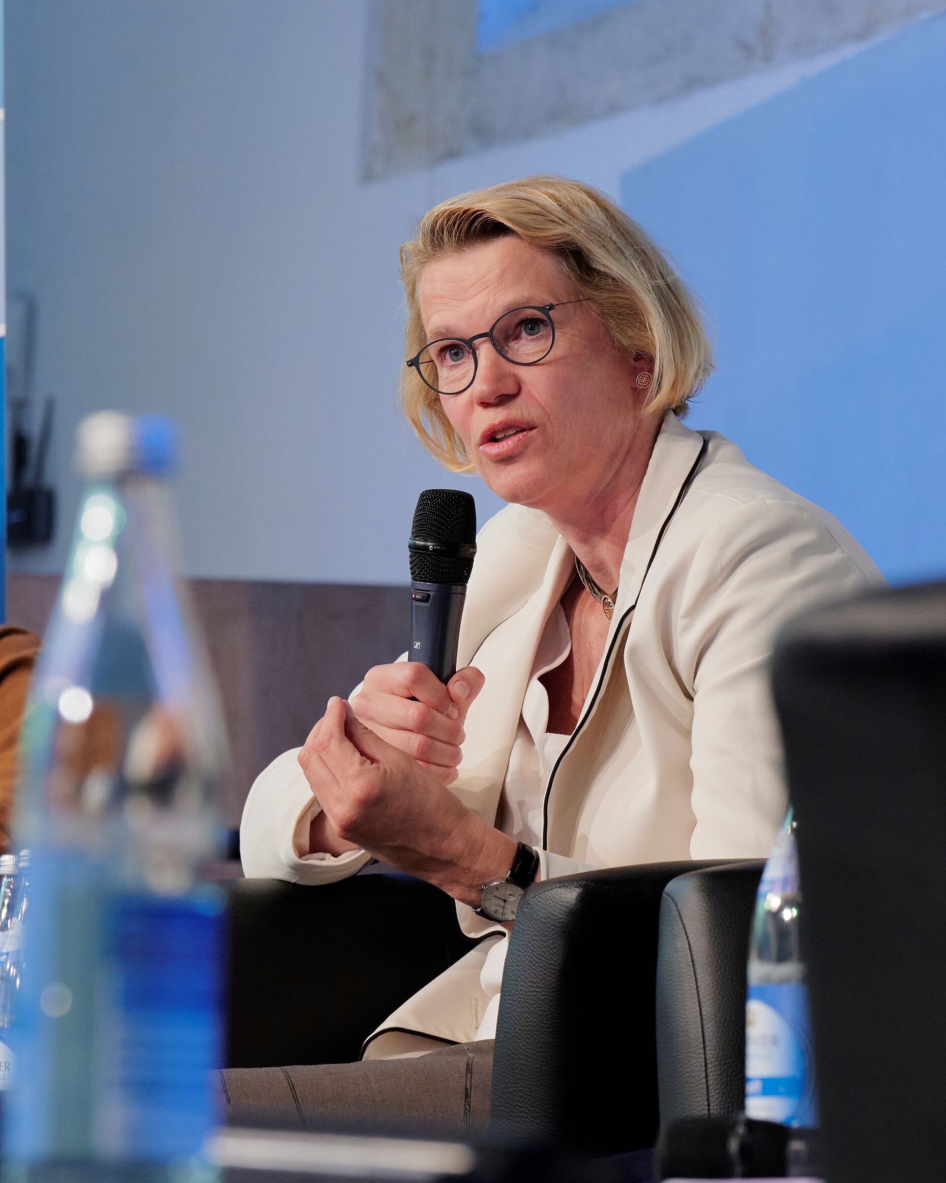 Britta Fünfstück, CEO der HARTMANN Gruppe, empfiehlt Unternehmen, proaktiv in Resilienz zu investieren, anstatt auf politische Maßnahmen zu warten. Foto: Ingo Kaminsky
