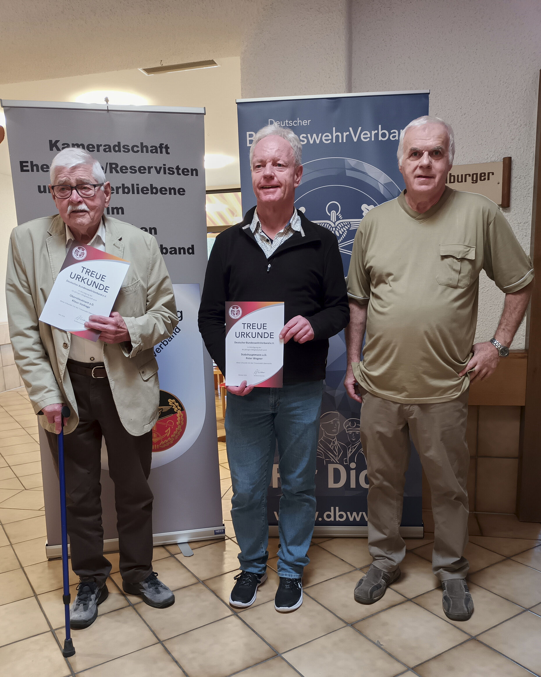 Für ihre langjährige Verbandszugehörigkeit wurden Oberstleutnant a.D. Klaus Voshage (50 Jahre, v.l.) und Stabshauptmann a.D. Peter Wegner (40 Jahre) durch den stellvertretenden KERH-Vorsitzenden Stabsfeldwebel a.D. Oswin Herbert ausgezeichnet. Foto: Franz Herrler
