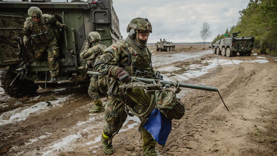 Soldaten vom Jägerbataillon 413 nehmen mit dem GTK Boxer an der Übung Griffin Lightning 2023 auf dem Truppenübungsplatz Pabrade/Litauen teil. Foto: Bundeswehr/Jana Neumann