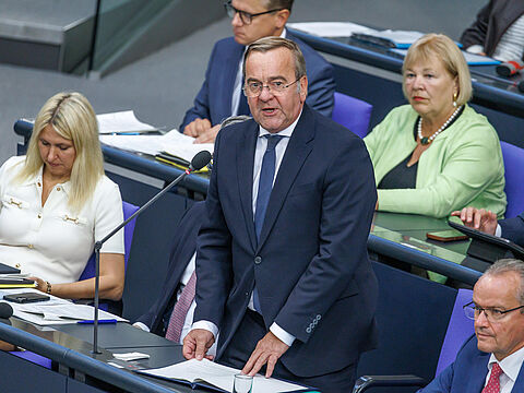 Verteidigungsminister Boris Pistorius (SPD) stellte sich den Fragen der Abgeordneten – es ging unter anderem um die Brigade in Litauen, den neuen Wehrdienst und die Sicherheit im Weltraum. Foto: picture alliance/Andreas Gora/Lenny Karpe