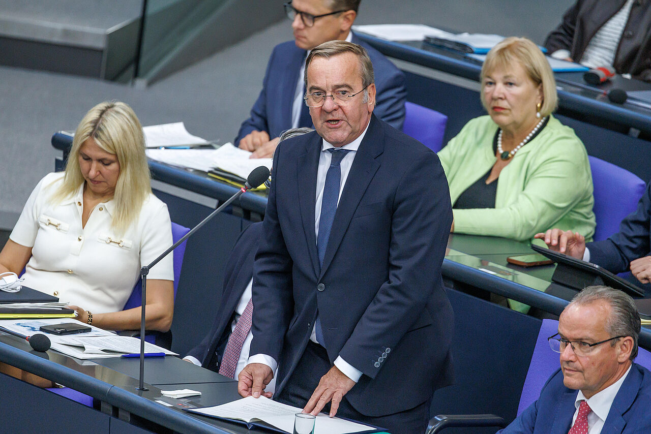 Verteidigungsminister Boris Pistorius (SPD) stellte sich den Fragen der Abgeordneten – es ging unter anderem um die Brigade in Litauen, den neuen Wehrdienst und die Sicherheit im Weltraum. Foto: picture alliance/Andreas Gora/Lenny Karpe