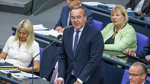 Verteidigungsminister Boris Pistorius (SPD) stellte sich den Fragen der Abgeordneten – es ging unter anderem um die Brigade in Litauen, den neuen Wehrdienst und die Sicherheit im Weltraum. Foto: picture alliance/Andreas Gora/Lenny Karpe
