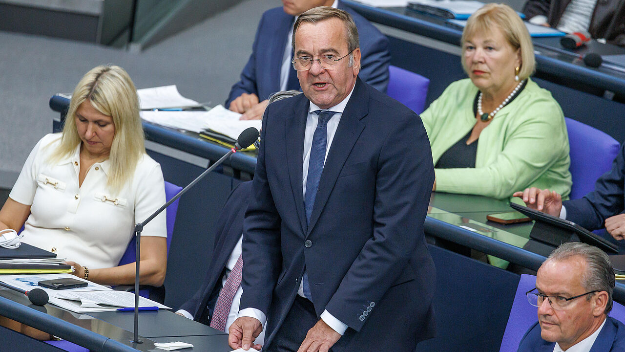 Verteidigungsminister Boris Pistorius (SPD) stellte sich den Fragen der Abgeordneten – es ging unter anderem um die Brigade in Litauen, den neuen Wehrdienst und die Sicherheit im Weltraum. Foto: picture alliance/Andreas Gora/Lenny Karpe