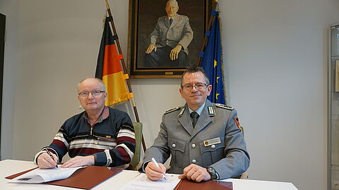Nils Becker, zweiter Vorsitzender des Feldpostförderverein, und Stabsfeldwebel a.D. Thomas Schwappacher der stellvertretende Bundesvorsitzende des DBwV. Foto: DBwV/Eva Krämer