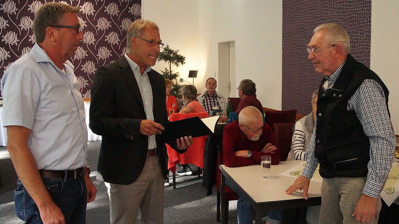 Bei der Ehrung: Johann Warskulat, Ortwin Rosenke und Kurt Hasselberg. Foto: Ortwin Rosenke