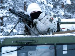 Bei der Übung Eiskristall: Ein Soldat sichert vom BV 206. Foto: Bundeswehr/Skinner