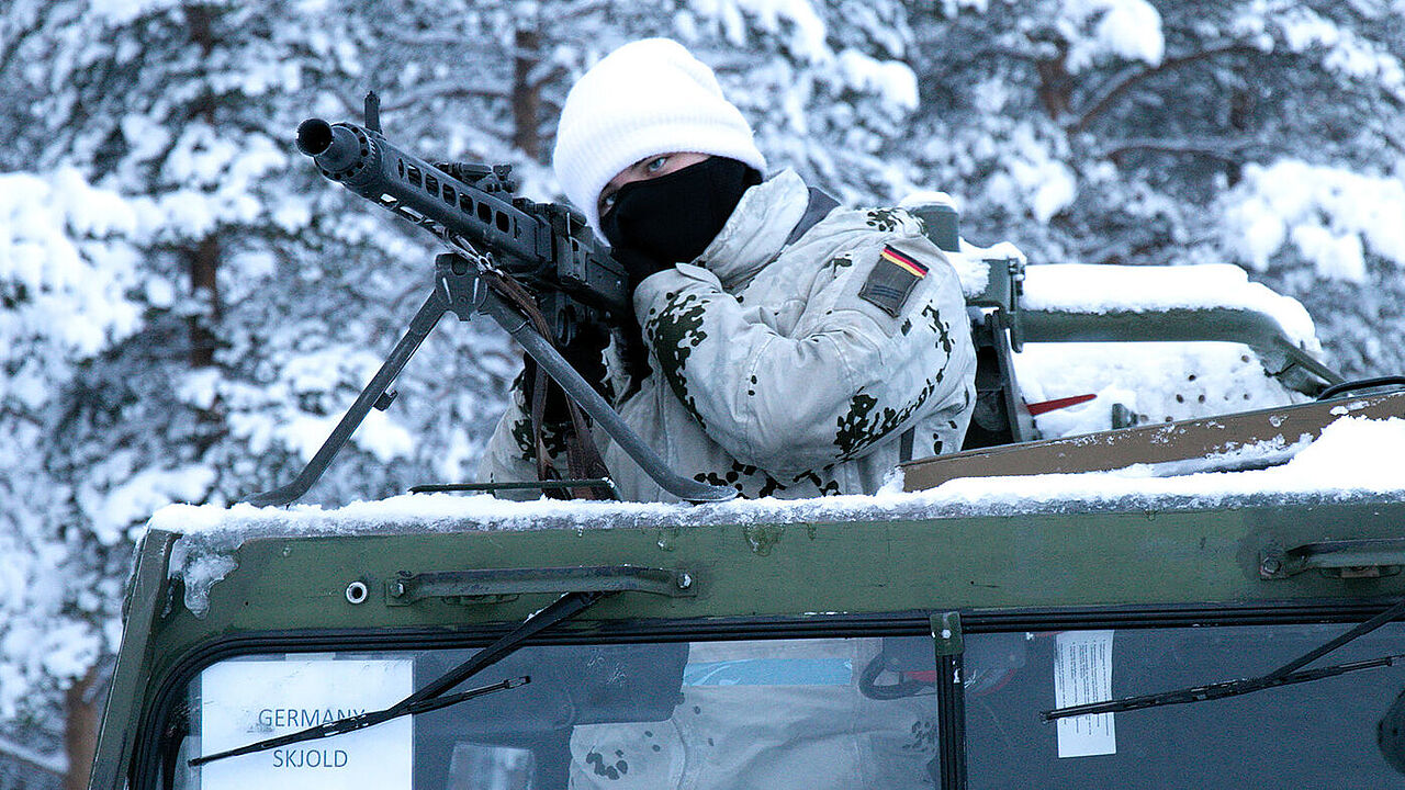 Bei der Übung Eiskristall: Ein Soldat sichert vom BV 206. Foto: Bundeswehr/Skinner