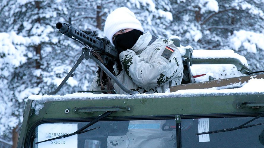 Bei der Übung Eiskristall: Ein Soldat sichert vom BV 206. Foto: Bundeswehr/Skinner