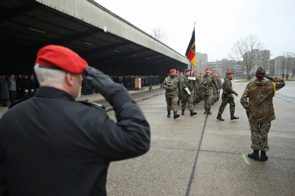 Neues Traditionsverständnis: Feierlicher Appell in Hannnover anlässlich der Umbennung der Emmich-Cambrai-Kaserne in Hauptfeldwebel-Lagenstein-Kaserne. Foto: Bundeswehr/Sebastian Wilke