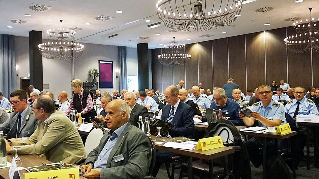 Delegierte aus allen fünf Bezirken sind zur gemeinsamen Landestagung auf Bezirksebene des Landesverbands Ost ins brandenburgische Blankenfelde-Mahlow gekommen. Foto: DBwV/Kruse
