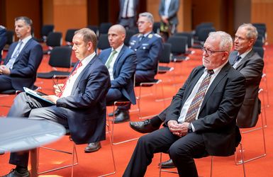 Wolfgang Hellmich (r.), Vorsitzender des Verteidigungsausschusses, und Henning Otte, verteidigungspolitischer Sprecher der Unionsfraktion. Foto: Yann Bombeke/DBwV