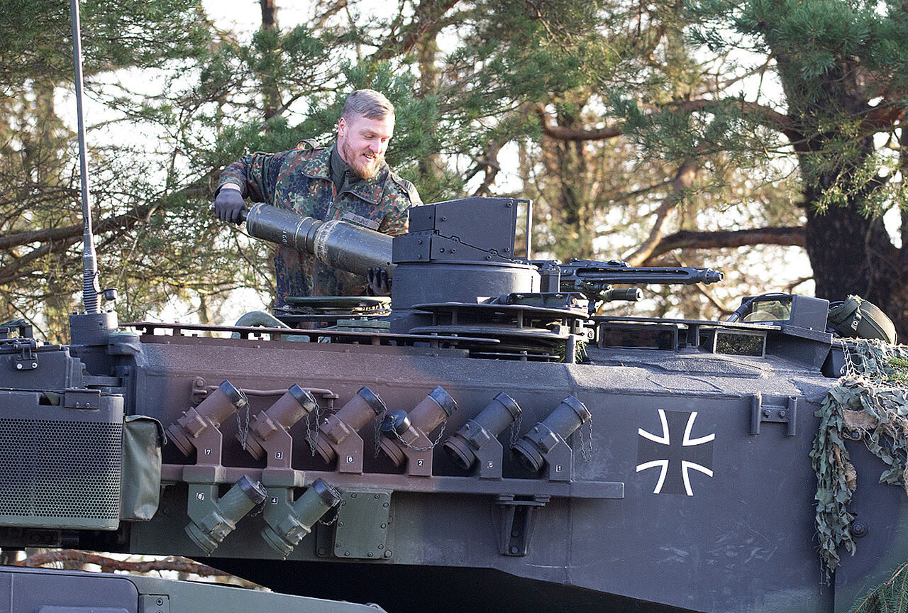 Schwere Patronen: Bis zu 32 Kilogramm wiegt eine der Patronen für den Leopard 2. Foto: DBwV/Vieth