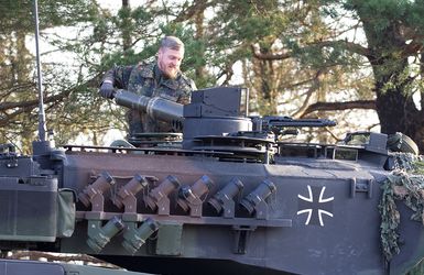 Schwere Patronen: Bis zu 32 Kilogramm wiegt eine der Patronen für den Leopard 2. Foto: DBwV/Vieth
