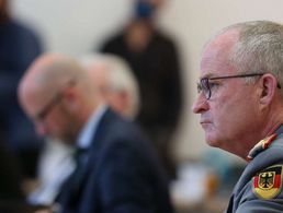 Generalinspekteur Eberhard Zorn und Staatssekretär Peter Tauber in einer Besprechung. Foto: Bundeswehr/Sebastian Wilke